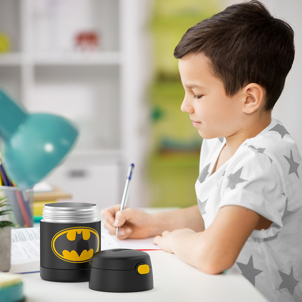 f3100bm_batman_foodjar_wspoon_lifestyle_1000x1000px_pdp.jpg